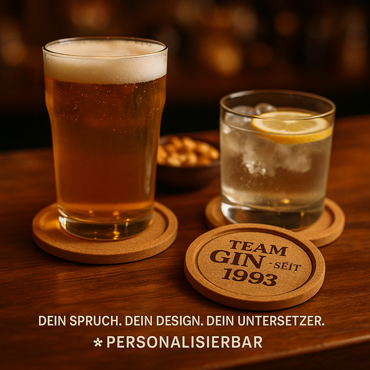 Personalisierter Korkuntersetzer mit Gravur auf Holztisch, Getränkeglas daneben, Gravur „Team GIN 1993“ sichtbar