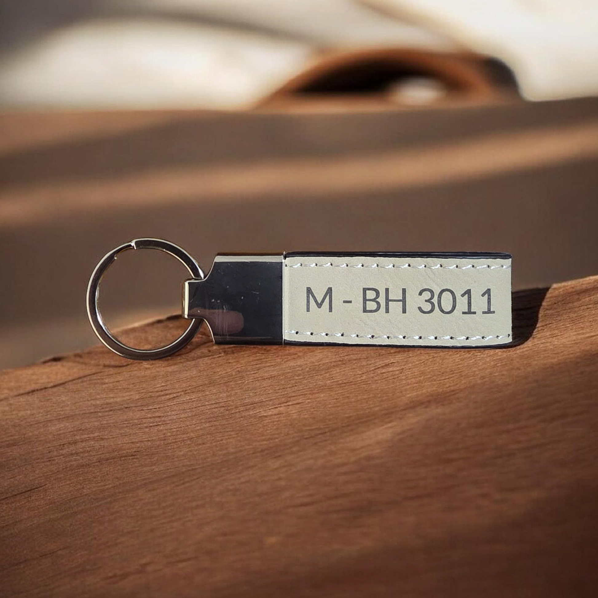 Personalisierter Schlüsselanhänger aus Edelstahl und Kunstleder mit individueller Lasergravur von Name und Datum