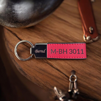 Moderner Edelstahl Schlüsselanhänger mit Kunstleder personalisiert mit Initialen als stilvolles Alltagsaccessoire