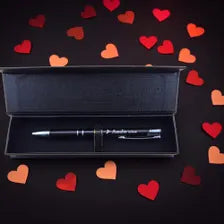 Personalisierter Metall Kugelschreiber schwarz mit Gravur & Geschenkbox – edles Geschenk mit Namensgravur zum Geburtstag oder Weihnachten