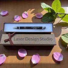 Personalisierter Metall Kugelschreiber schwarz mit Gravur & Geschenkbox – edles Geschenk mit Namensgravur zum Geburtstag oder Weihnachten
