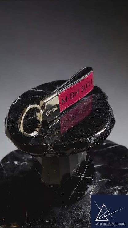 Personalisierter Schlüsselanhänger mit Gravur – Edelstahl & Kunstleder, individuell mit Name oder Datum